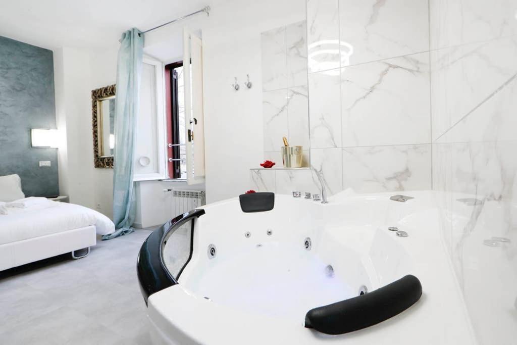 White Panoramic Jacuzzi Suite Trastevere - Top Collection Rome Exterior photo