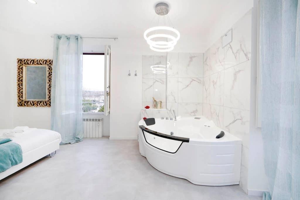 White Panoramic Jacuzzi Suite Trastevere - Top Collection Rome Exterior photo
